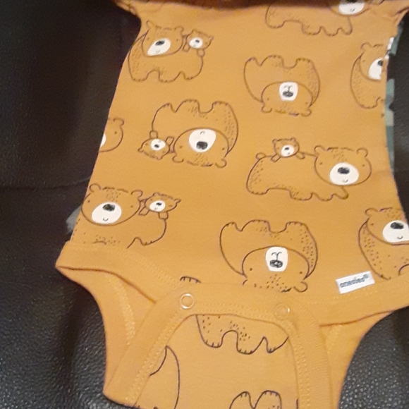 Gerber 3 pack of onesies bear camo - Picture 2 of 3